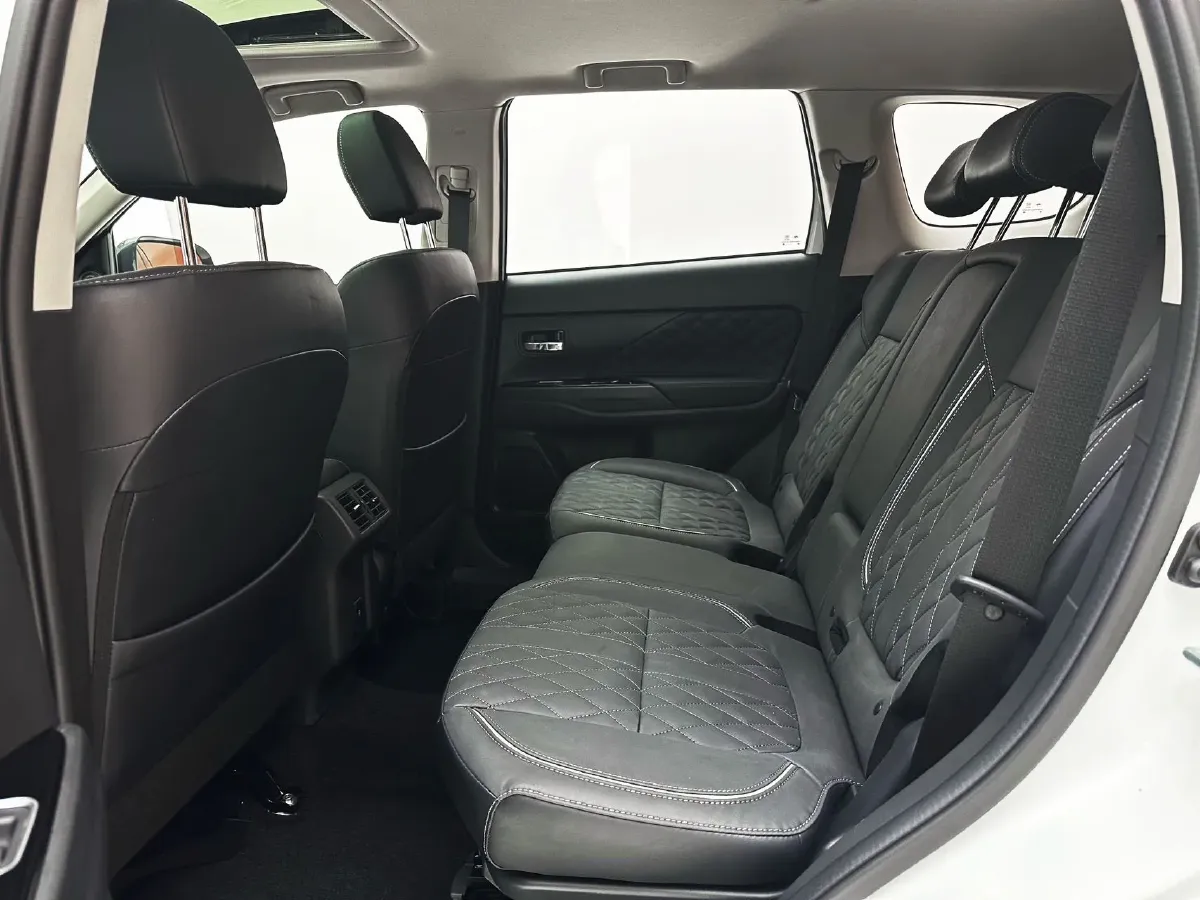 2021 Mitsubishi Outlander 2.0L 166HP L4 CVT,autocango,china used car exporter,china ev exporter,chinese used car exporter,chinese used ev exporter