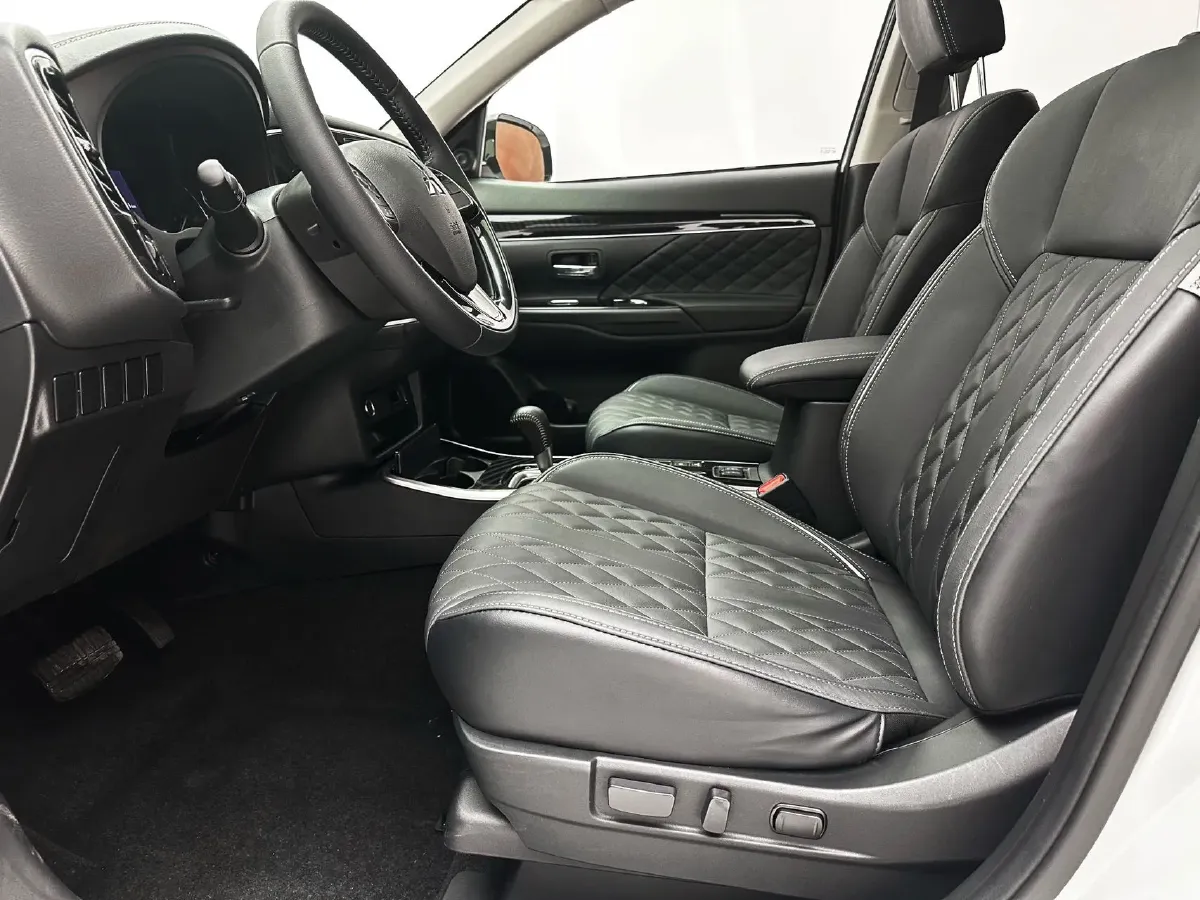 2021 Mitsubishi Outlander 2.0L 166HP L4 CVT,autocango,china used car exporter,china ev exporter,chinese used car exporter,chinese used ev exporter