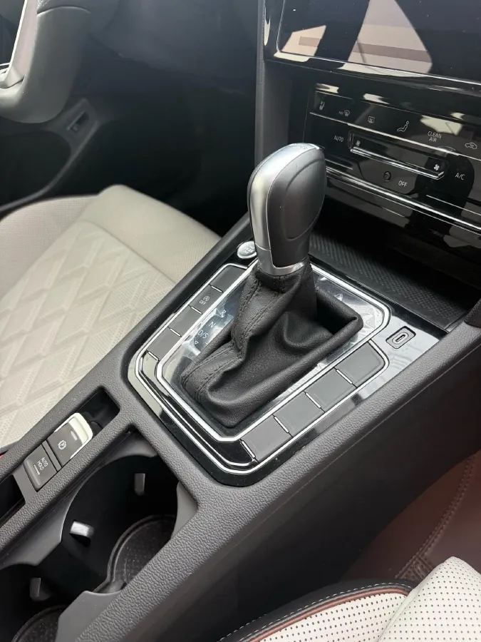 2025 Volkswagen Magotan 2.0T 186HP L4 7DCT,autocango,china used car exporter,china ev exporter,chinese used car exporter,chinese used ev exporter