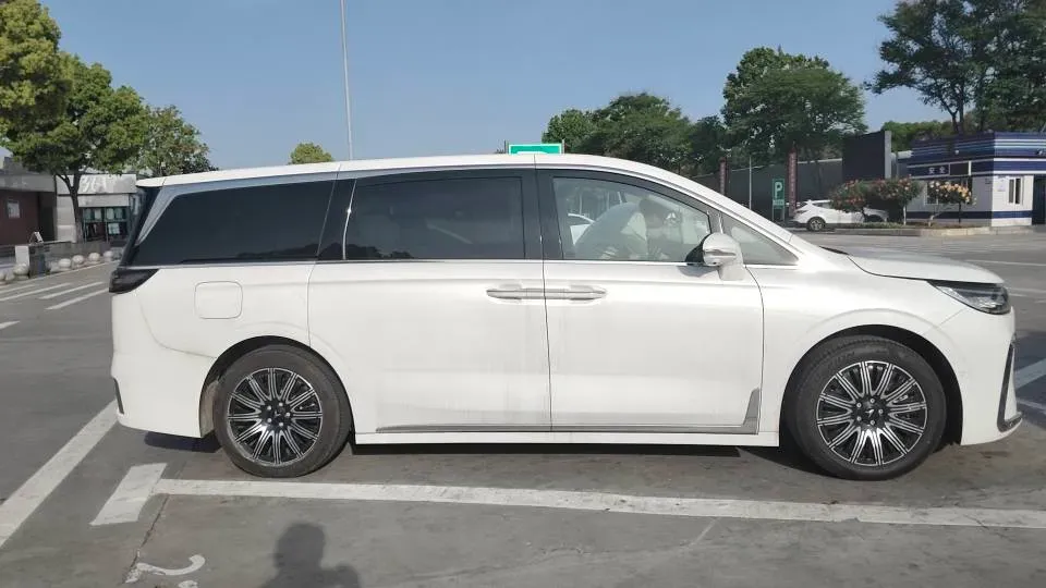 2025 Voyah Dream 1.5T 150HP L4 PHEV 41.7KWH,autocango,china used car exporter,china ev exporter,chinese used car exporter,chinese used ev exporter