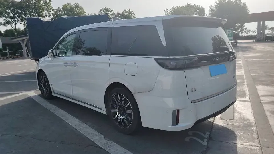 2025 Voyah Dream 1.5T 150HP L4 PHEV 41.7KWH,autocango,china used car exporter,china ev exporter,chinese used car exporter,chinese used ev exporter