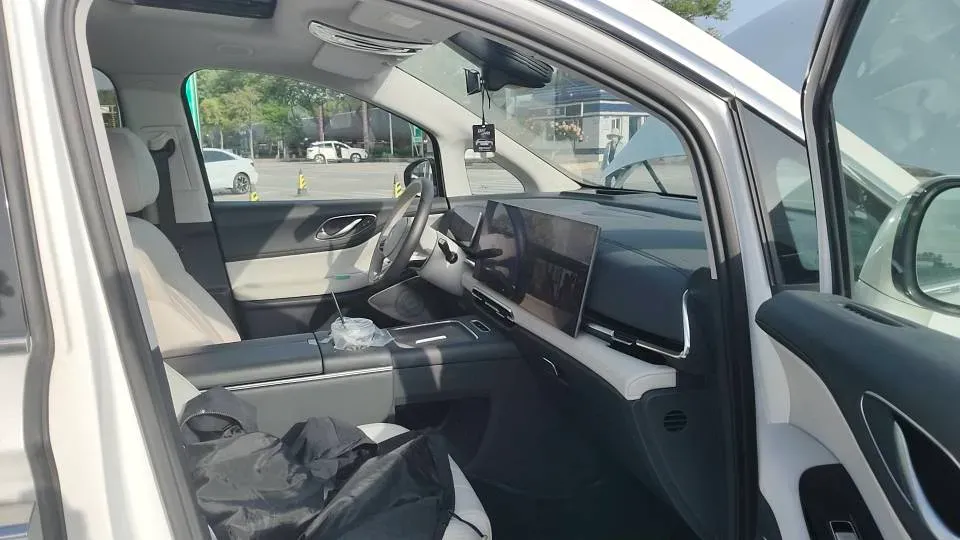 2025 Voyah Dream 1.5T 150HP L4 PHEV 41.7KWH,autocango,china used car exporter,china ev exporter,chinese used car exporter,chinese used ev exporter