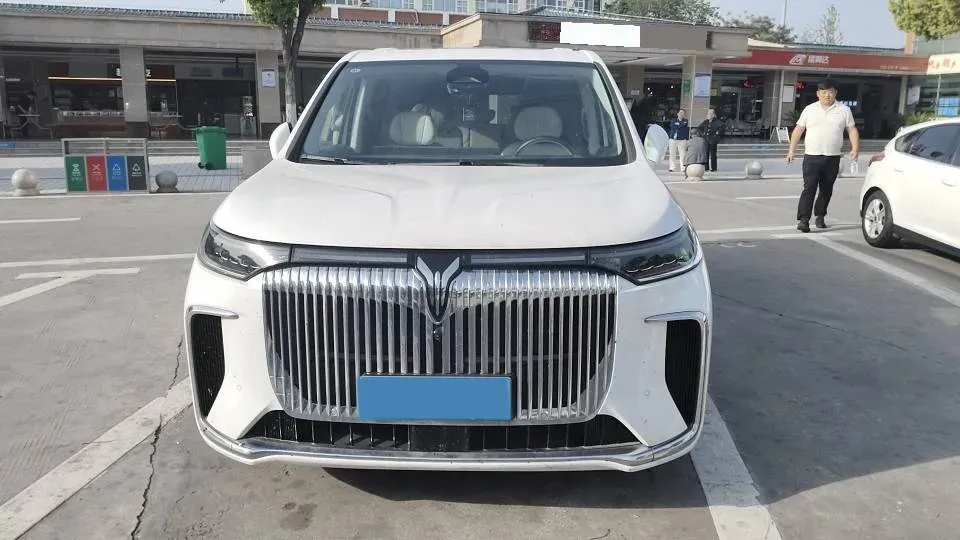 2025 Voyah Dream 1.5T 150HP L4 PHEV 41.7KWH,autocango,china used car exporter,china ev exporter,chinese used car exporter,chinese used ev exporter