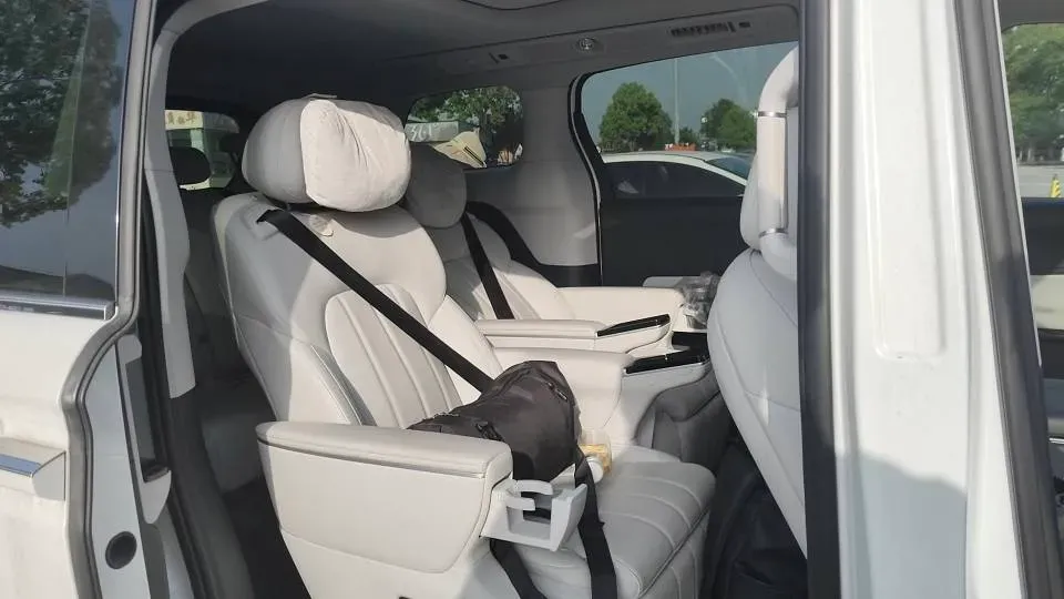 2025 Voyah Dream 1.5T 150HP L4 PHEV 41.7KWH,autocango,china used car exporter,china ev exporter,chinese used car exporter,chinese used ev exporter