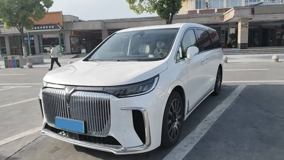 2025 Voyah Dream 1.5T 150HP L4 PHEV 41.7KWH,autocango,china used car exporter,china ev exporter,chinese used car exporter,chinese used ev exporter