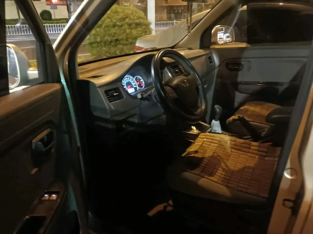 2015 WuLing RongGuang V 1.5L 112HP L4 5MT,autocango,china used car exporter,china ev exporter,chinese used car exporter,chinese used ev exporter