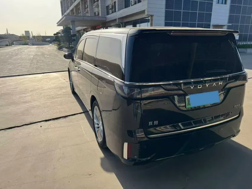 2024 Voyah Dream 1.5T 150HP L4 PHEV 43KWH,autocango,china used car exporter,china ev exporter,chinese used car exporter,chinese used ev exporter