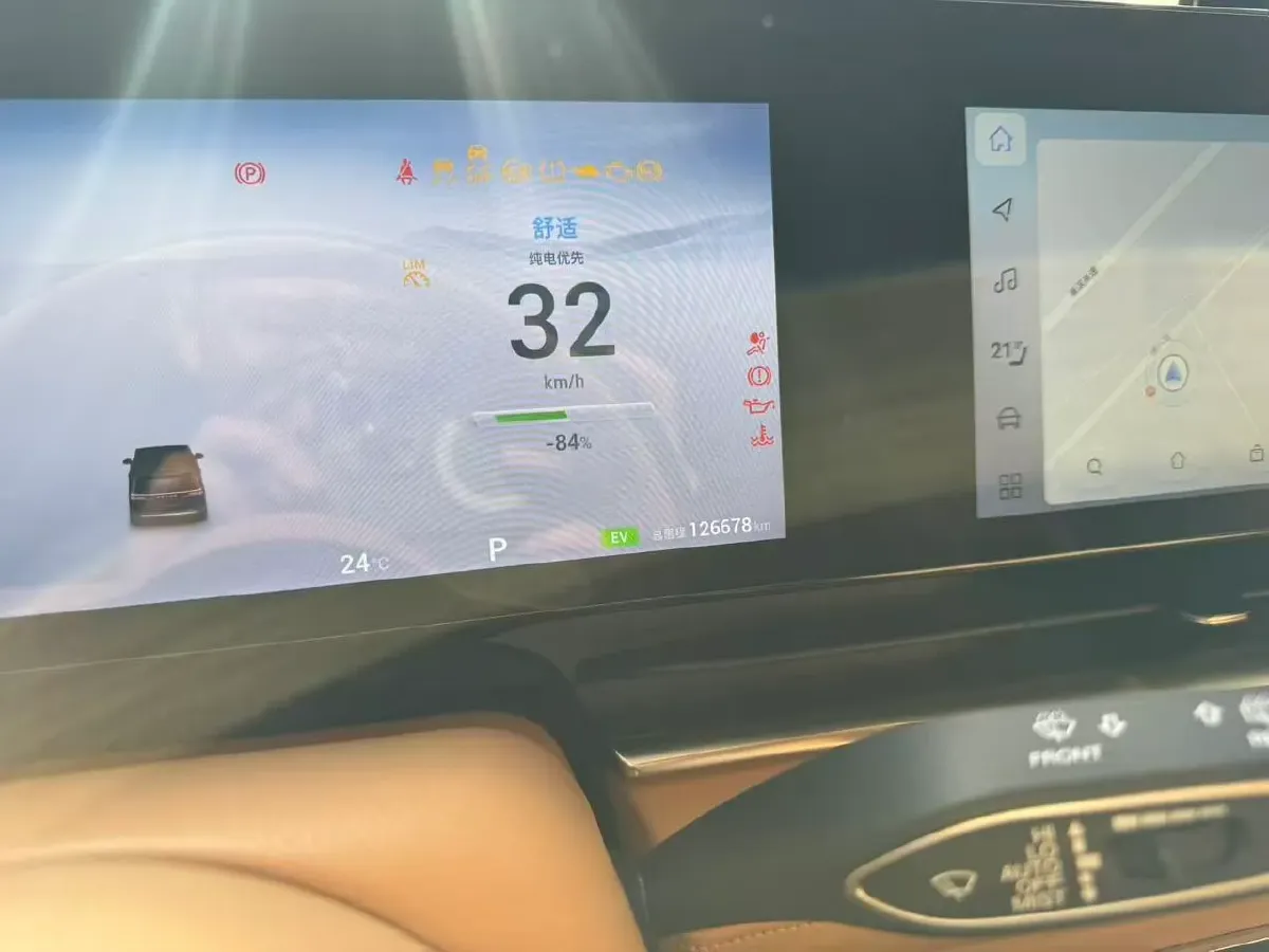 2024 Voyah Dream 1.5T 150HP L4 PHEV 43KWH,autocango,china used car exporter,china ev exporter,chinese used car exporter,chinese used ev exporter