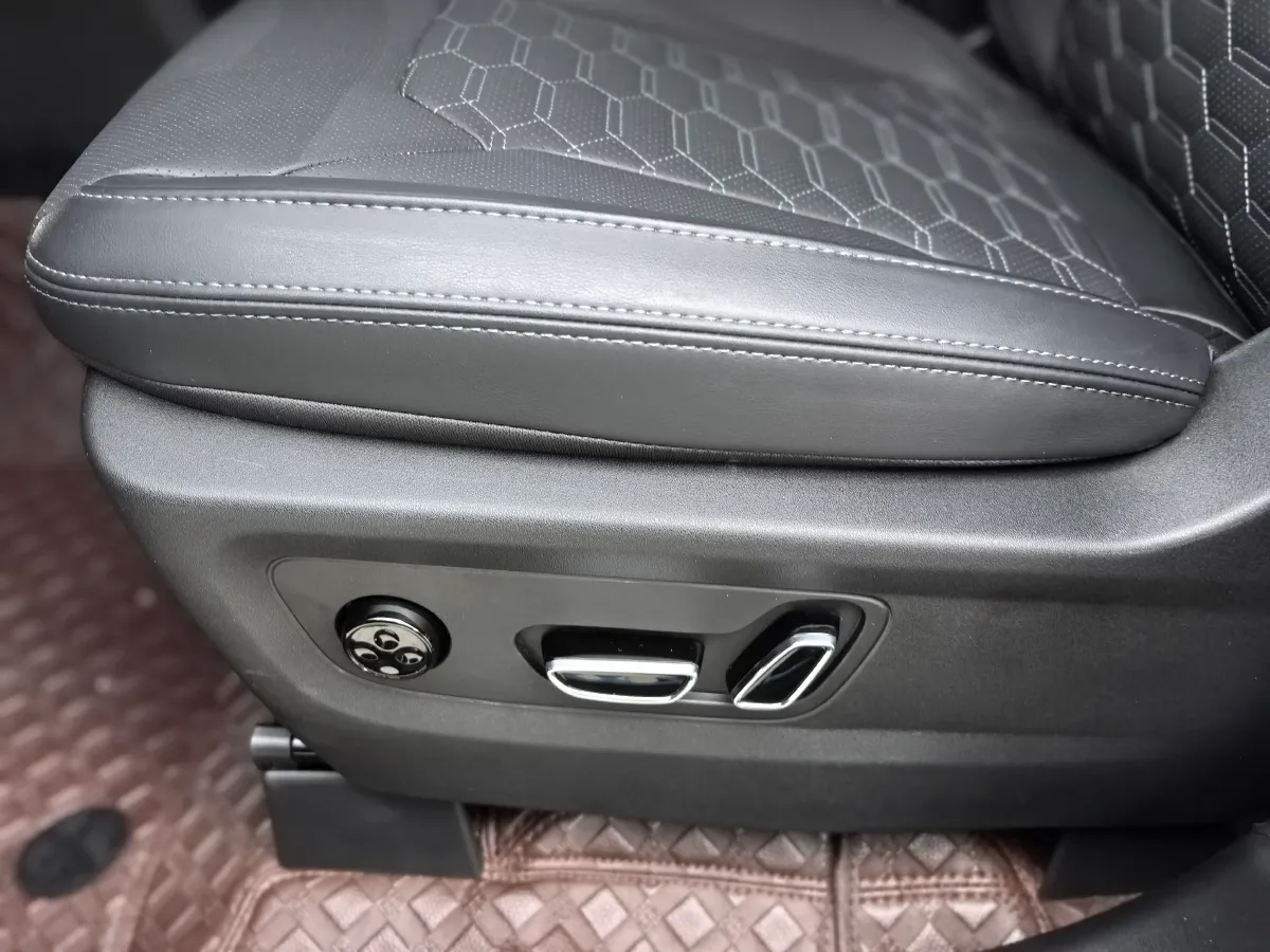 2025 212 212 T01 2.0T 252HP L4 8AT,autocango,china used car exporter,china ev exporter,chinese used car exporter,chinese used ev exporter