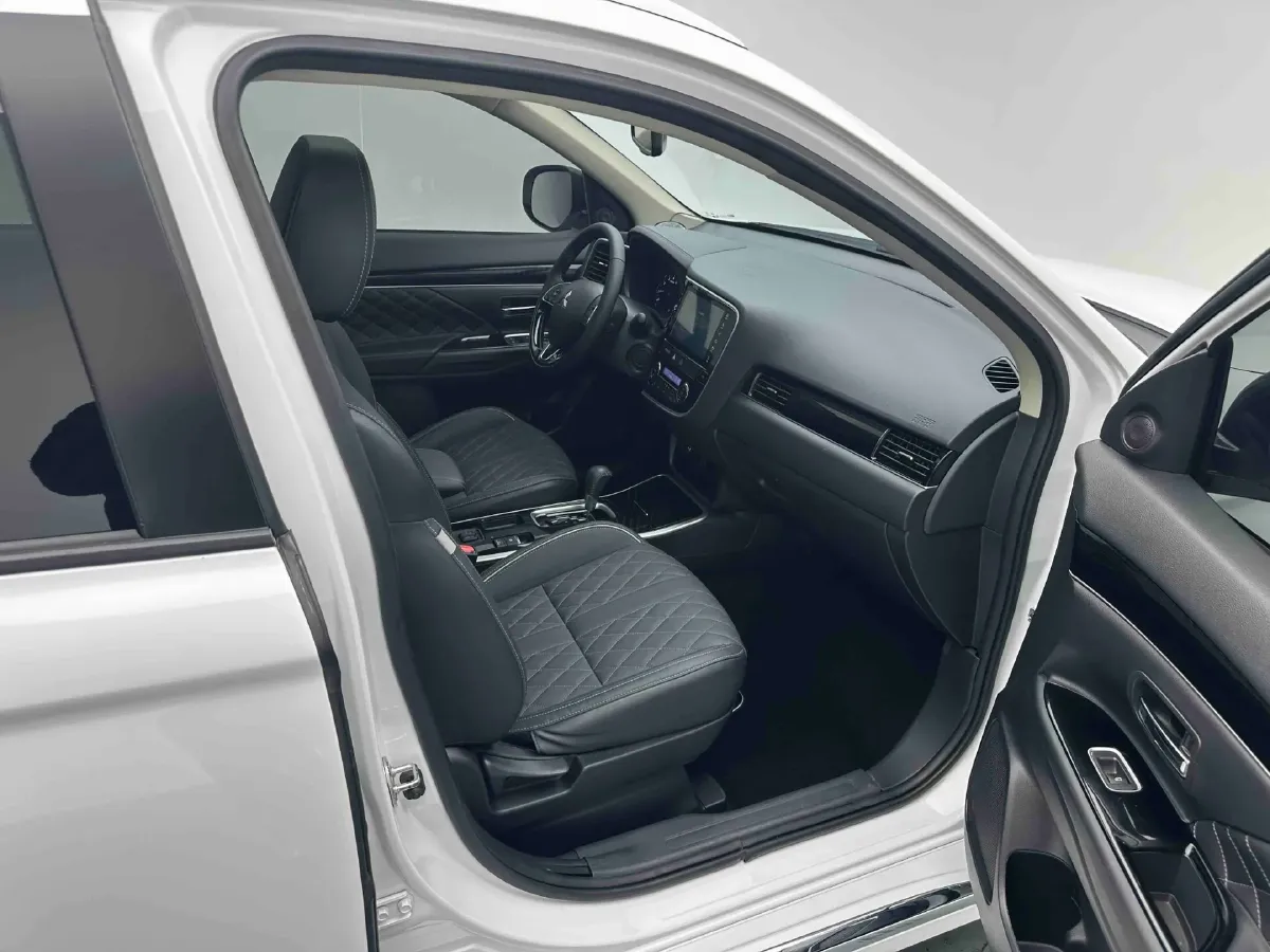 2021 Mitsubishi Outlander 2.0L 166HP L4 CVT,autocango,china used car exporter,china ev exporter,chinese used car exporter,chinese used ev exporter