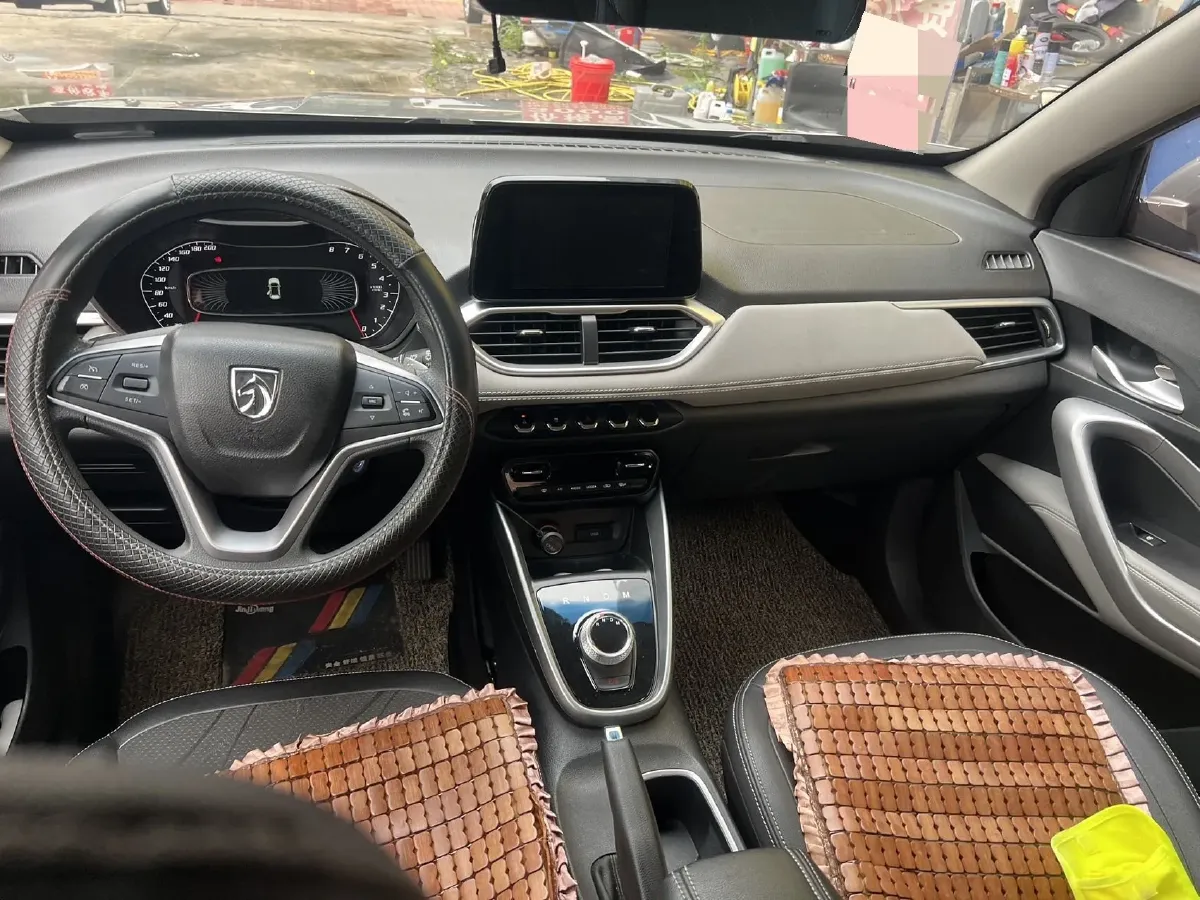 2017 BaoJun 310W 1.5L 105HP L4 6MT,autocango,china used car exporter,china ev exporter,chinese used car exporter,chinese used ev exporter