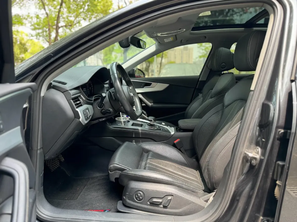 2022 Audi A4L 2.0T 190HP L4 7DCT,autocango,china used car exporter,china ev exporter,chinese used car exporter,chinese used ev exporter