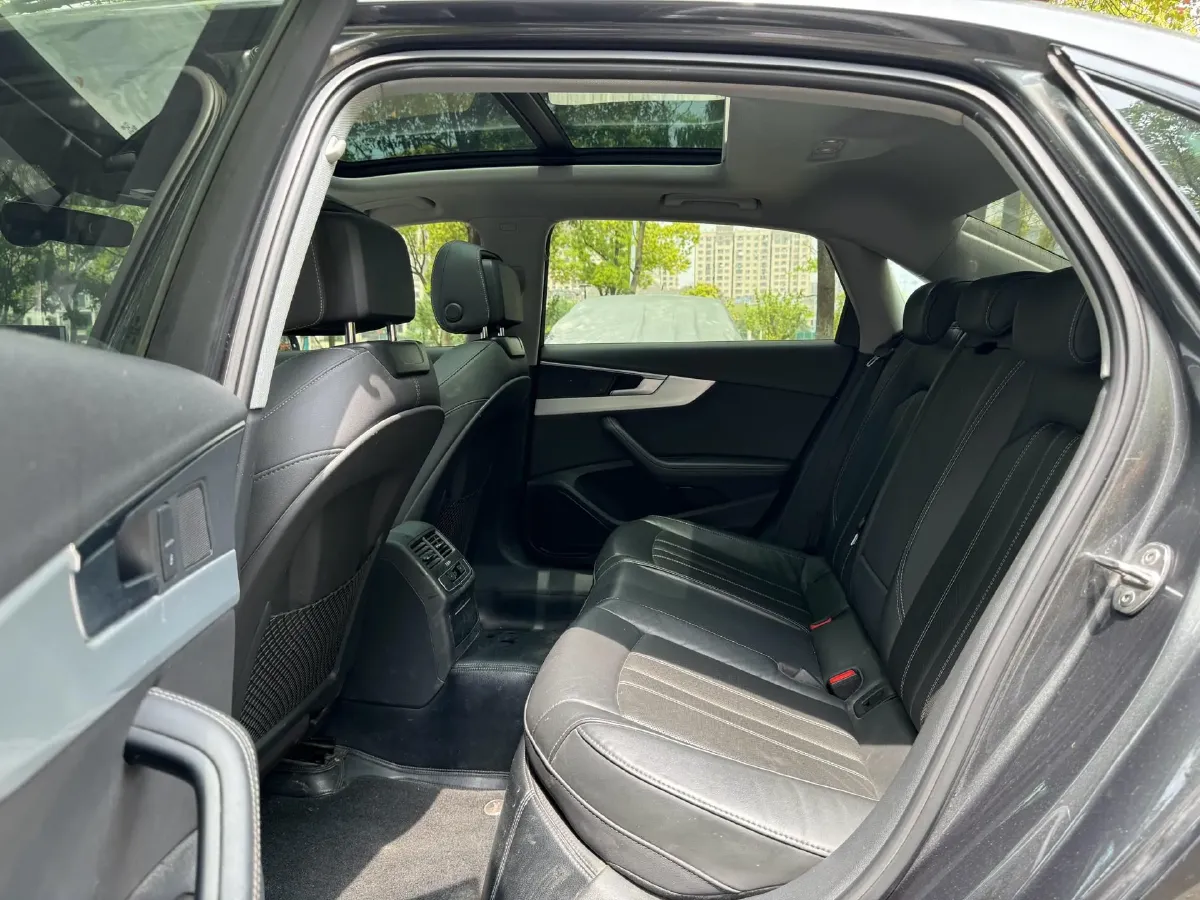 2022 Audi A4L 2.0T 190HP L4 7DCT,autocango,china used car exporter,china ev exporter,chinese used car exporter,chinese used ev exporter