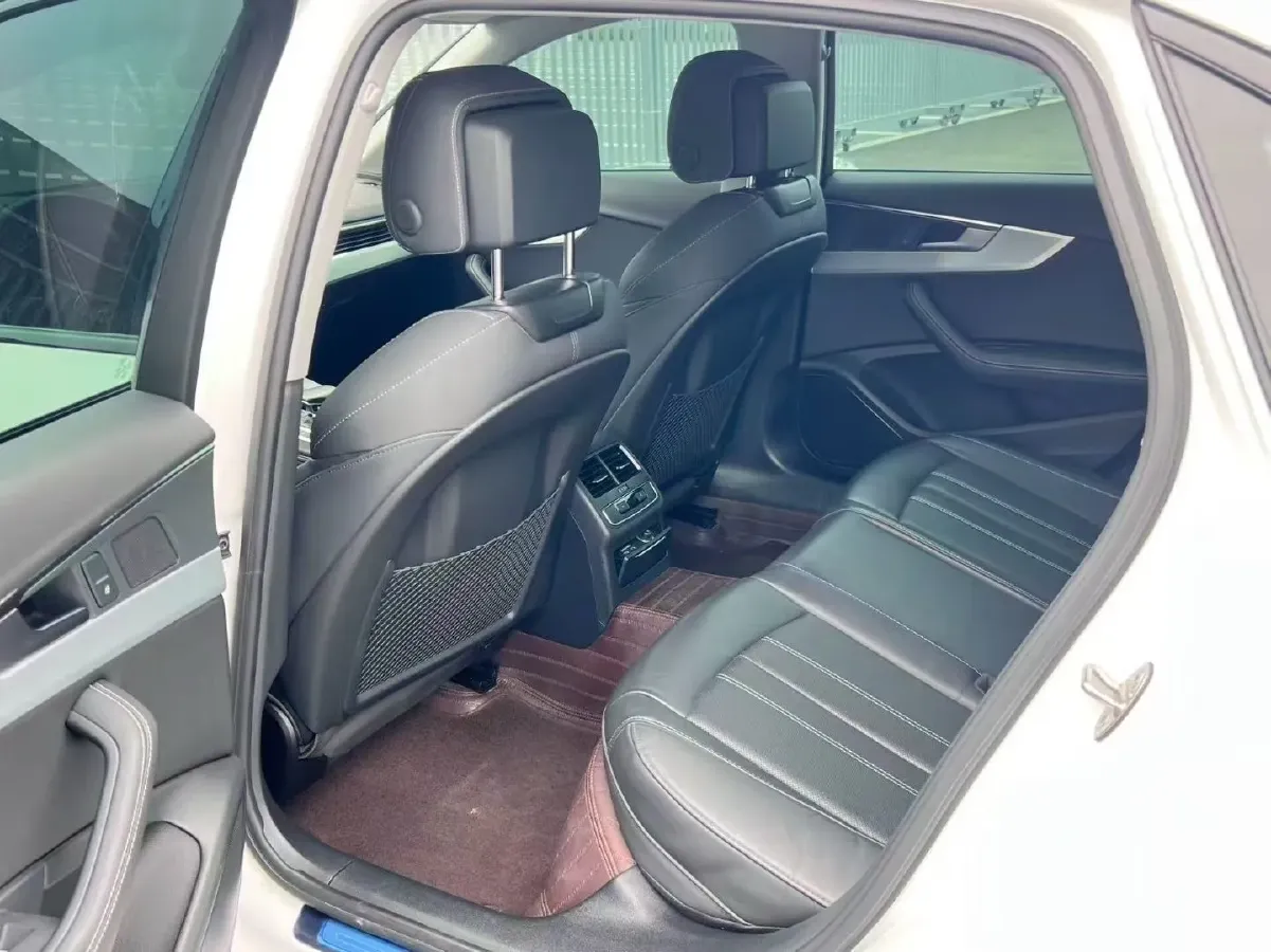 2022 Audi A4L 2.0T 190HP L4 7DCT,autocango,china used car exporter,china ev exporter,chinese used car exporter,chinese used ev exporter