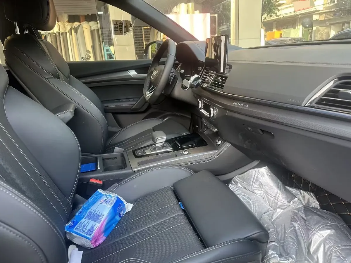 2025 Audi Q5L 2.0T 190HP L4 7DCT,autocango,china used car exporter,china ev exporter,chinese used car exporter,chinese used ev exporter