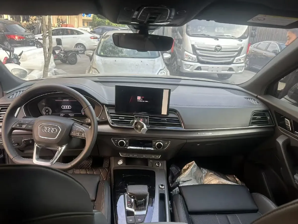 2025 Audi Q5L 2.0T 190HP L4 7DCT,autocango,china used car exporter,china ev exporter,chinese used car exporter,chinese used ev exporter