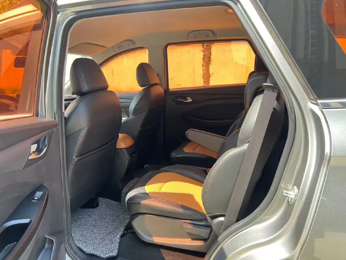 2019 WuLing HongGuang S3 1.5L 99HP L4 6MT,autocango,china used car exporter,china ev exporter,chinese used car exporter,chinese used ev exporter