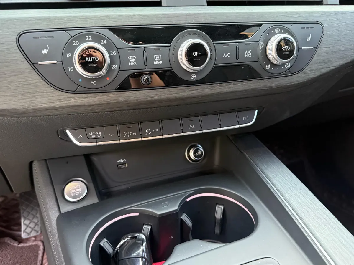 2023 Audi A4L 2.0T 190HP L4 7DCT,autocango,china used car exporter,china ev exporter,chinese used car exporter,chinese used ev exporter