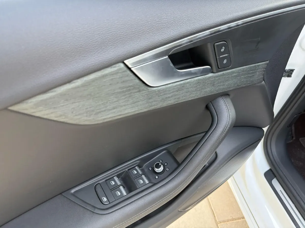 2023 Audi A4L 2.0T 190HP L4 7DCT,autocango,china used car exporter,china ev exporter,chinese used car exporter,chinese used ev exporter