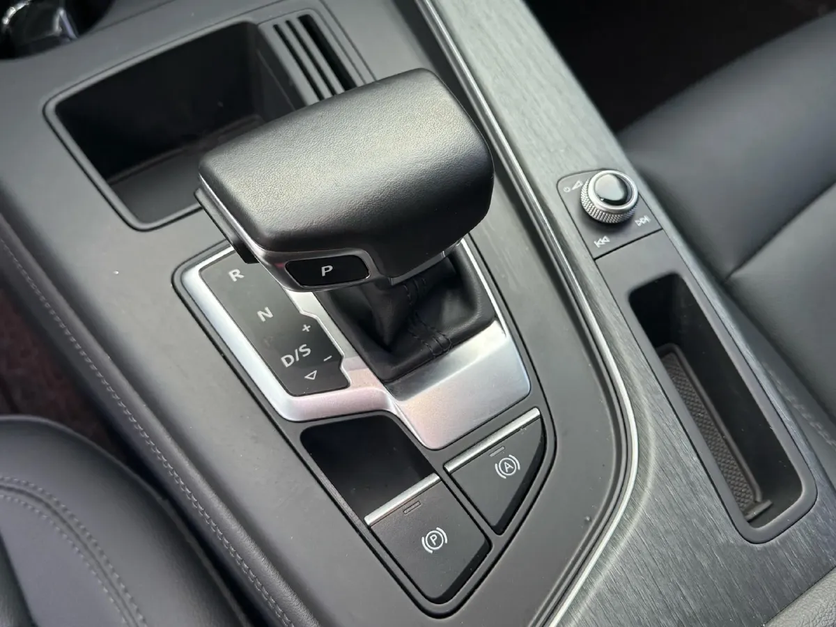 2023 Audi A4L 2.0T 190HP L4 7DCT,autocango,china used car exporter,china ev exporter,chinese used car exporter,chinese used ev exporter