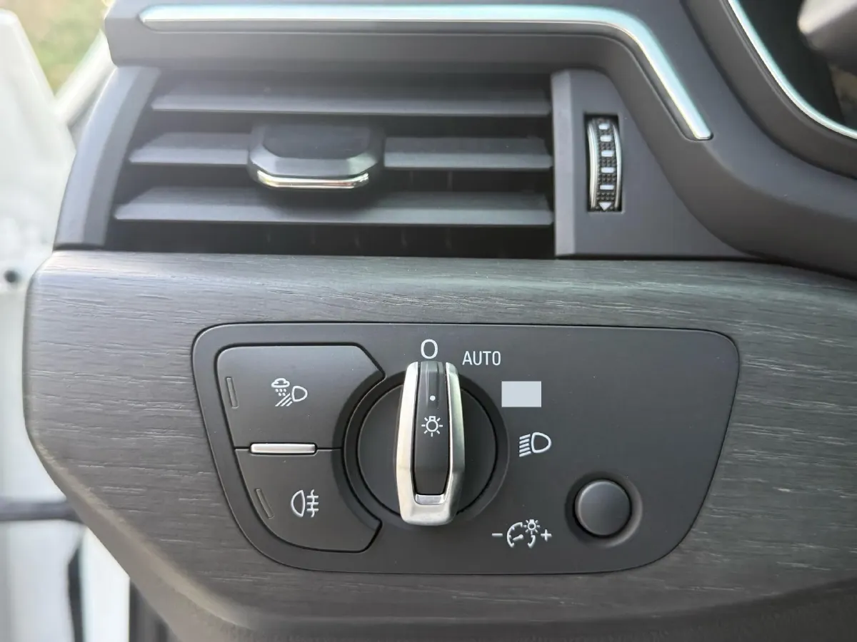 2023 Audi A4L 2.0T 190HP L4 7DCT,autocango,china used car exporter,china ev exporter,chinese used car exporter,chinese used ev exporter