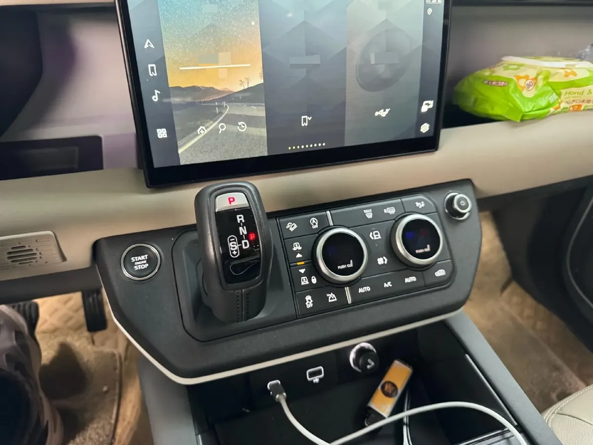 2023 Land Rover Defender 2.0T 300HP L4 8AT,autocango,china used car exporter,china ev exporter,chinese used car exporter,chinese used ev exporter