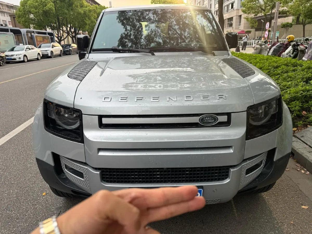 2023 Land Rover Defender 2.0T 300HP L4 8AT,autocango,china used car exporter,china ev exporter,chinese used car exporter,chinese used ev exporter
