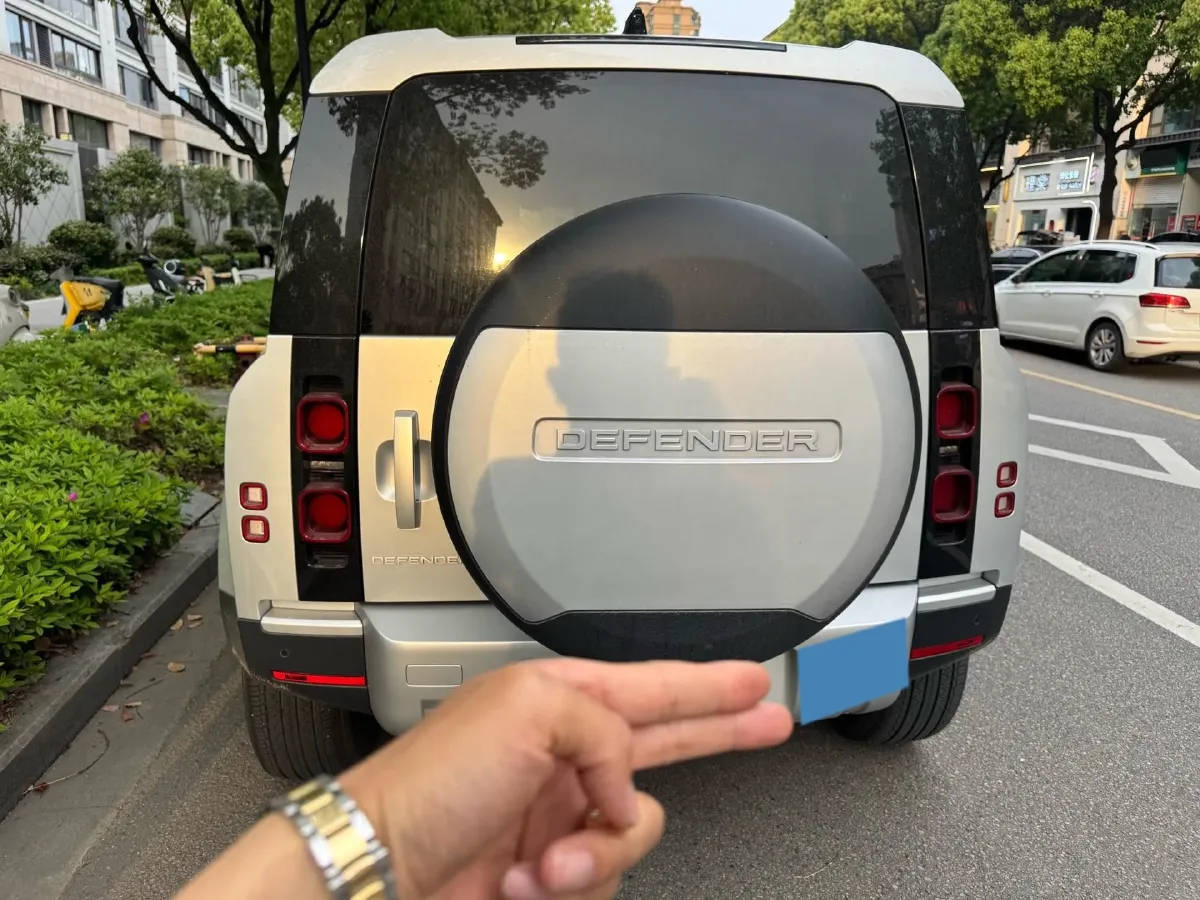 2023 Land Rover Defender 2.0T 300HP L4 8AT,autocango,china used car exporter,china ev exporter,chinese used car exporter,chinese used ev exporter