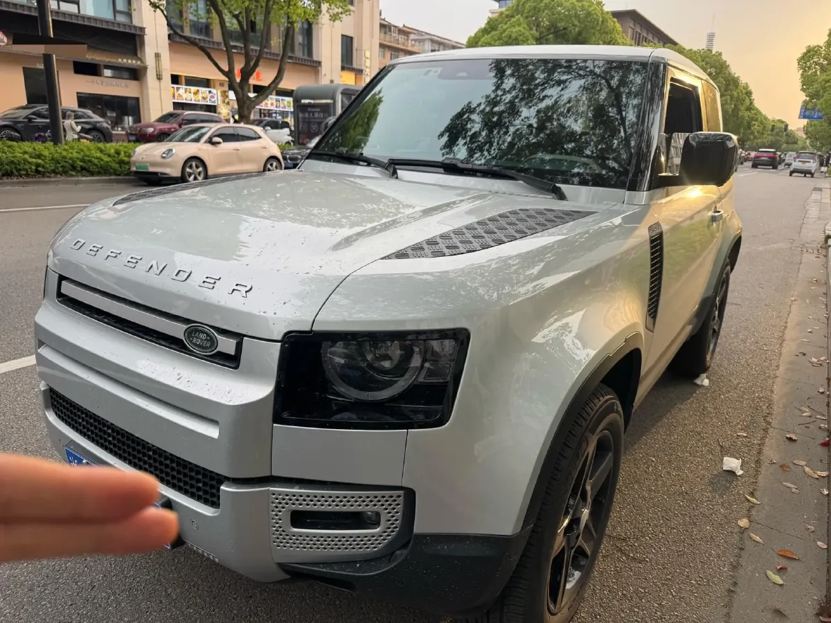 2023 Land Rover Defender 2.0T 300HP L4 8AT,autocango,china used car exporter,china ev exporter,chinese used car exporter,chinese used ev exporter