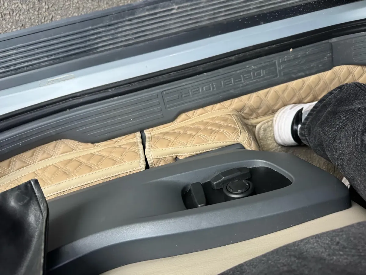 2023 Land Rover Defender 2.0T 300HP L4 8AT,autocango,china used car exporter,china ev exporter,chinese used car exporter,chinese used ev exporter