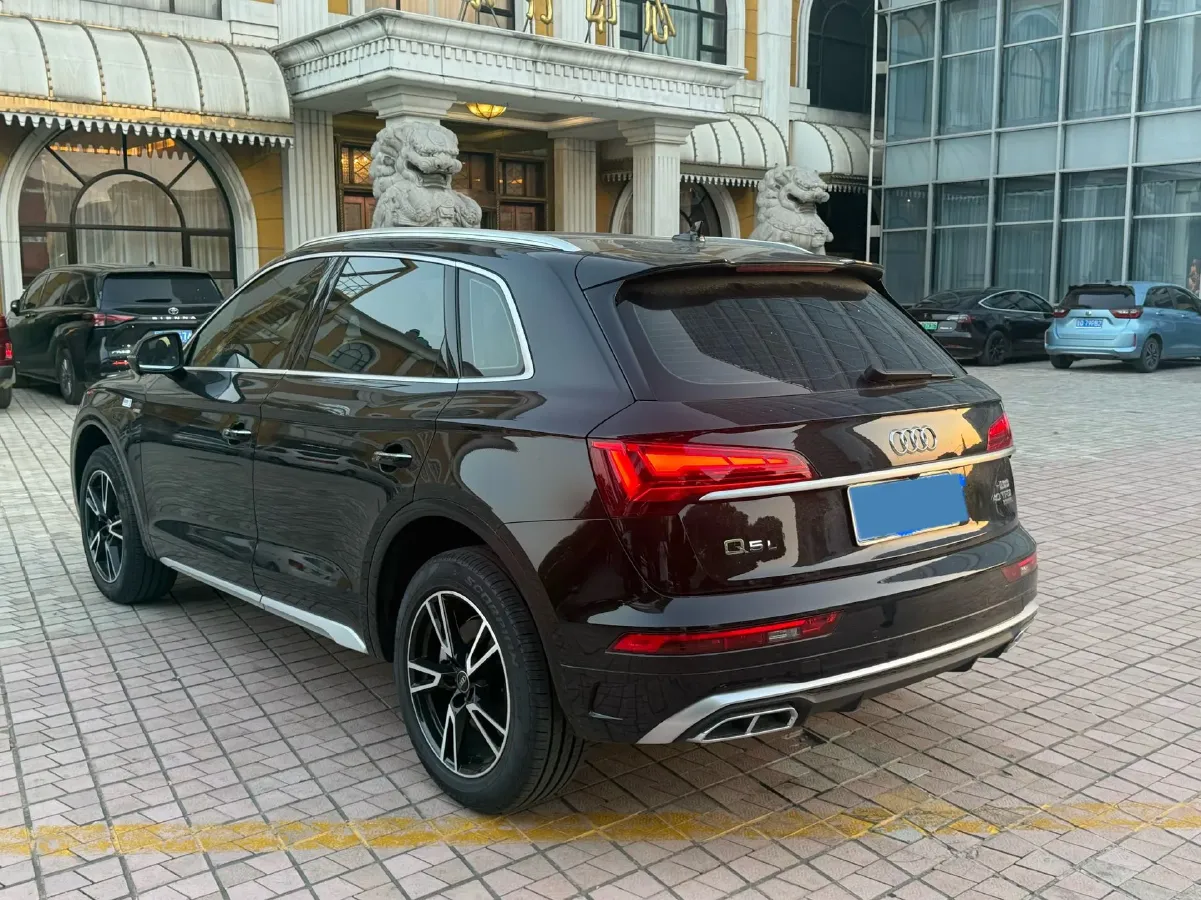2025 Audi Q5L 2.0T 190HP L4 7DCT,autocango,china used car exporter,china ev exporter,chinese used car exporter,chinese used ev exporter