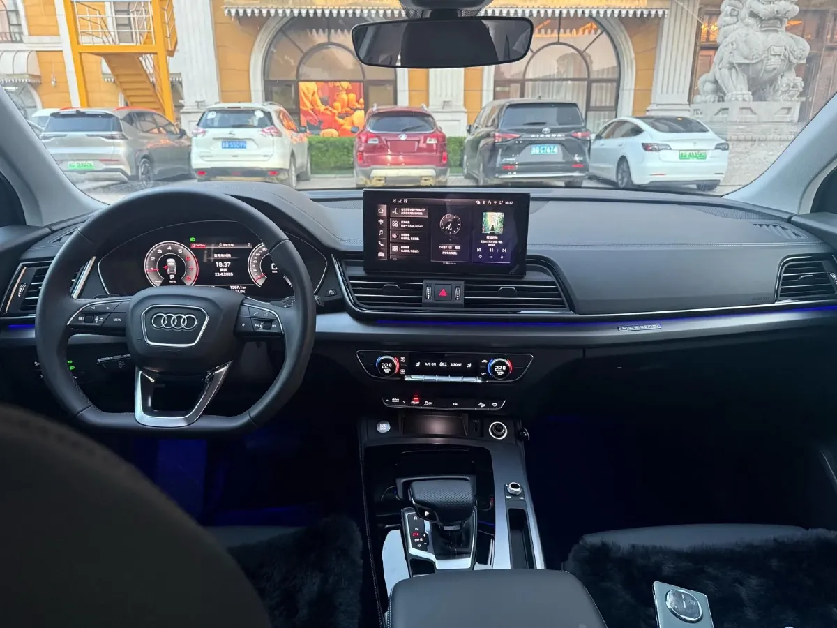 2025 Audi Q5L 2.0T 190HP L4 7DCT,autocango,china used car exporter,china ev exporter,chinese used car exporter,chinese used ev exporter
