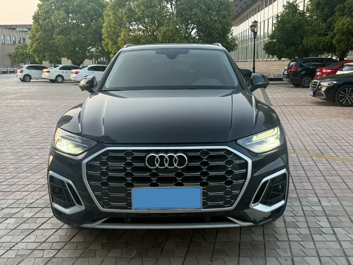 2025 Audi Q5L 2.0T 190HP L4 7DCT,autocango,china used car exporter,china ev exporter,chinese used car exporter,chinese used ev exporter