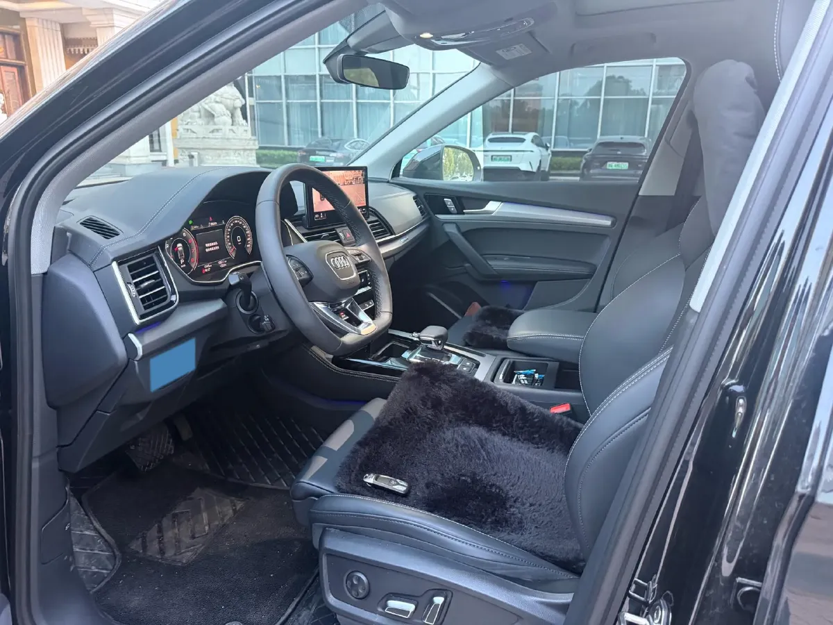 2025 Audi Q5L 2.0T 190HP L4 7DCT,autocango,china used car exporter,china ev exporter,chinese used car exporter,chinese used ev exporter