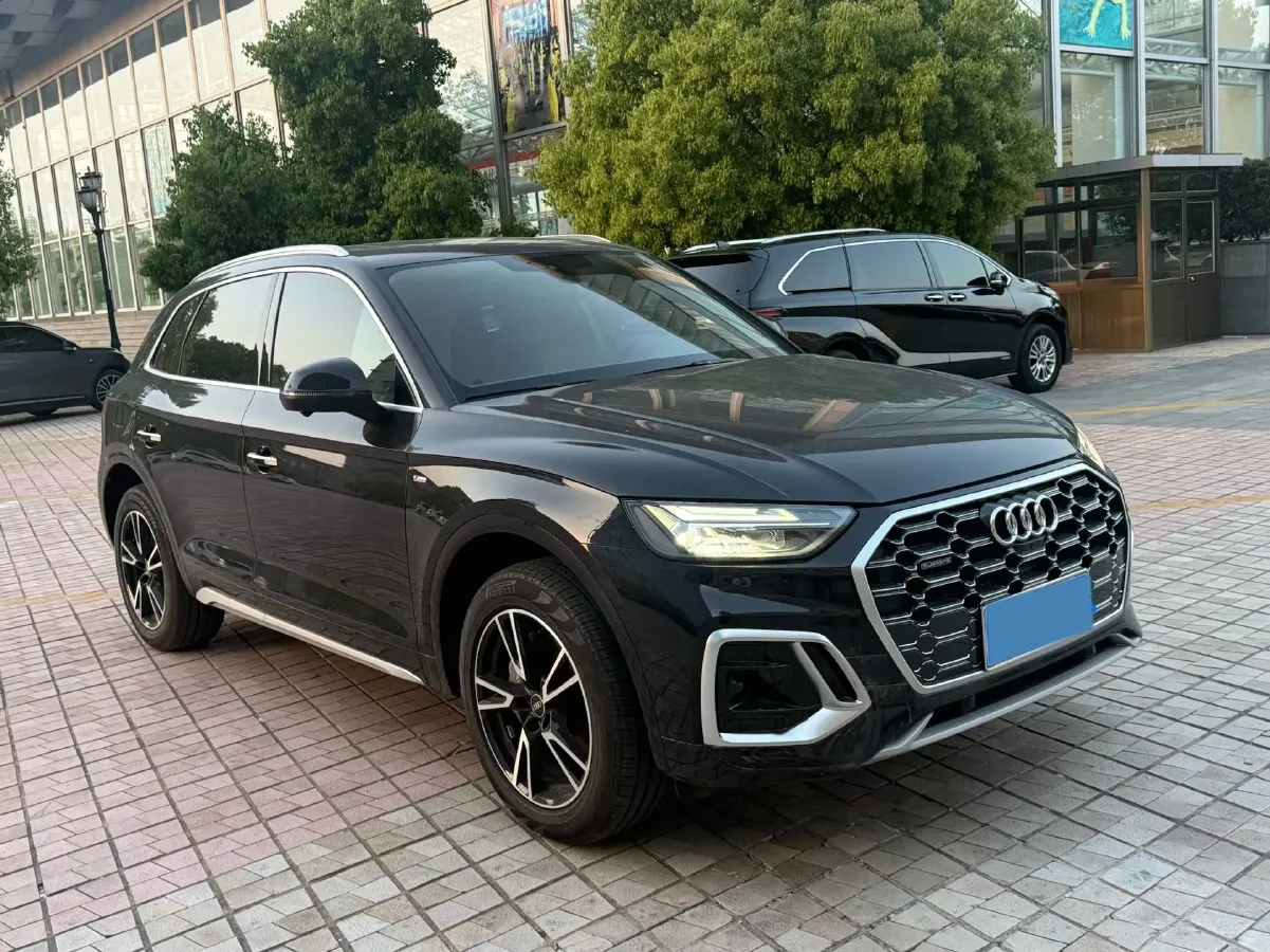 2025 Audi Q5L 2.0T 190HP L4 7DCT,autocango,china used car exporter,china ev exporter,chinese used car exporter,chinese used ev exporter