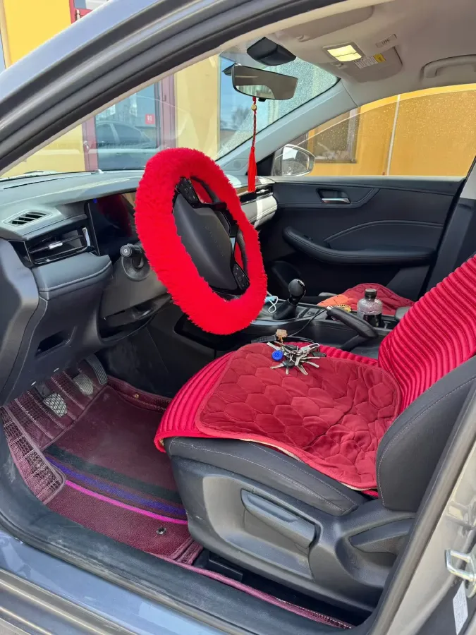 2023 Roewe i5 1.5L 129HP L4 5MT,autocango,china used car exporter,china ev exporter,chinese used car exporter,chinese used ev exporter