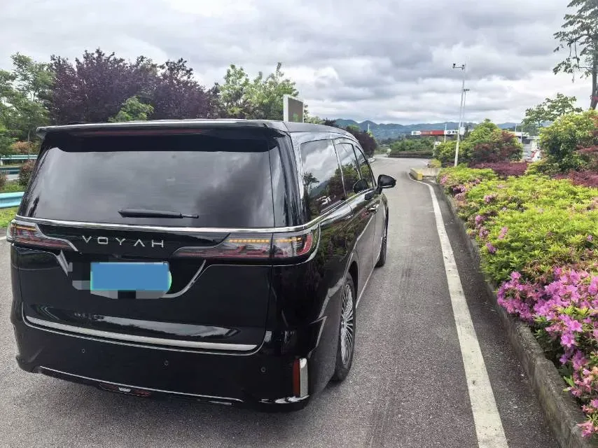 2025 Voyah Dream 1.5T 150HP L4 PHEV 41.7KWH,autocango,china used car exporter,china ev exporter,chinese used car exporter,chinese used ev exporter