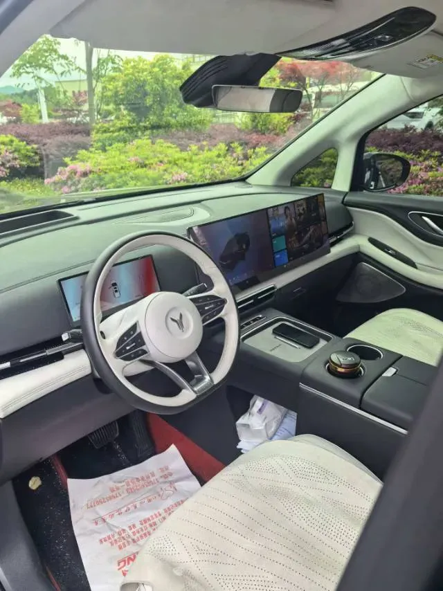 2025 Voyah Dream 1.5T 150HP L4 PHEV 41.7KWH,autocango,china used car exporter,china ev exporter,chinese used car exporter,chinese used ev exporter