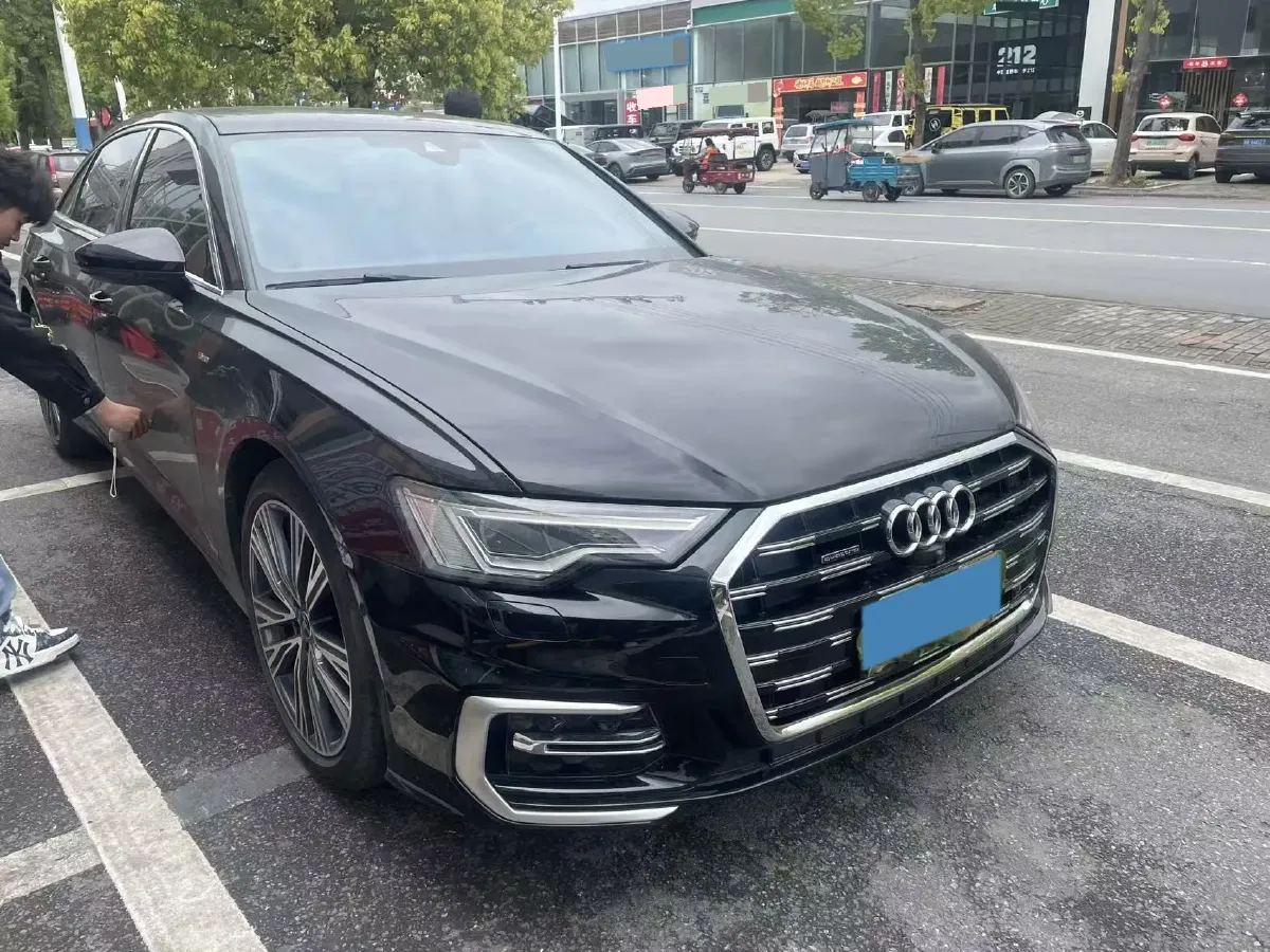 2025 Audi A6L 2.0T 245HP L4 7DCT,autocango,china used car exporter,china ev exporter,chinese used car exporter,chinese used ev exporter