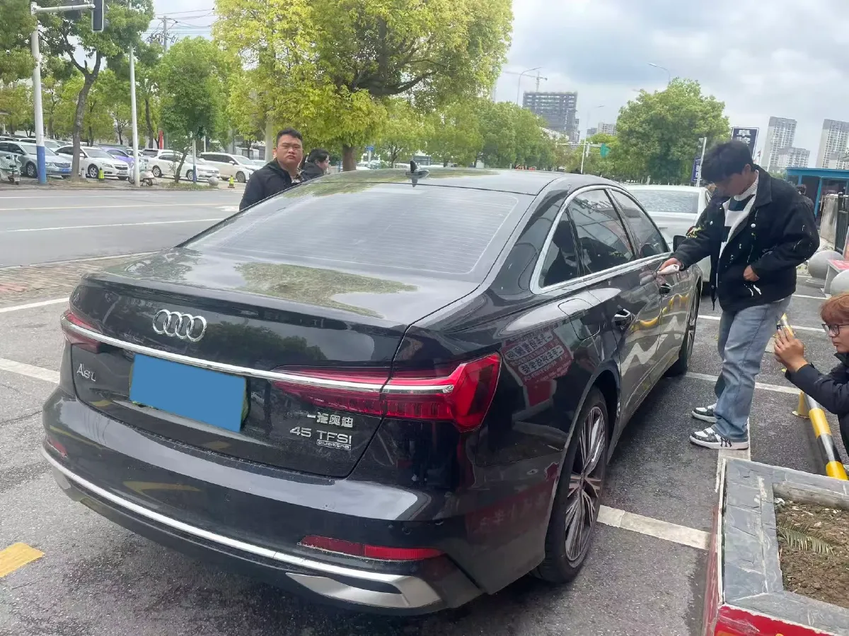 2025 Audi A6L 2.0T 245HP L4 7DCT,autocango,china used car exporter,china ev exporter,chinese used car exporter,chinese used ev exporter