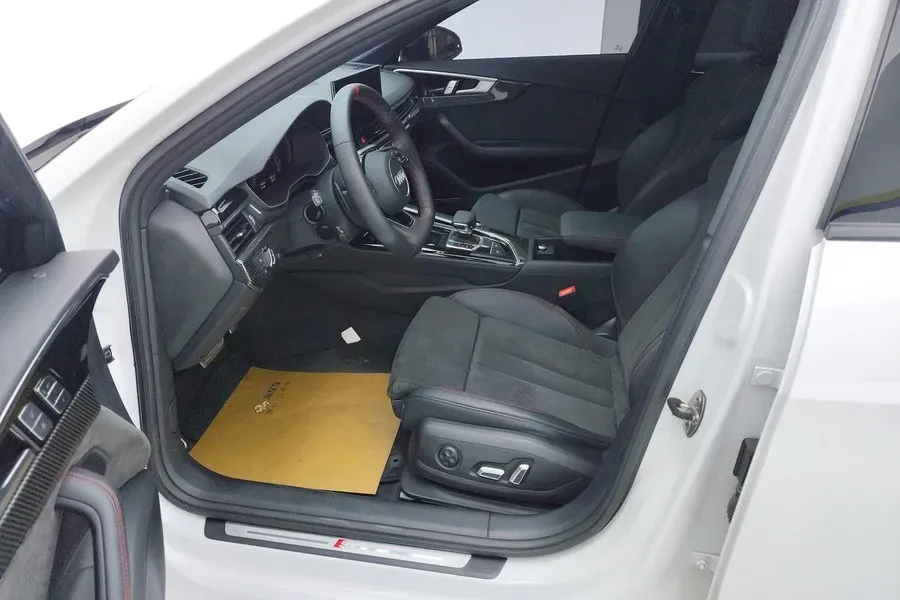 2025 Audi A4L 2.0T 245HP L4 7DCT,autocango,china used car exporter,china ev exporter,chinese used car exporter,chinese used ev exporter