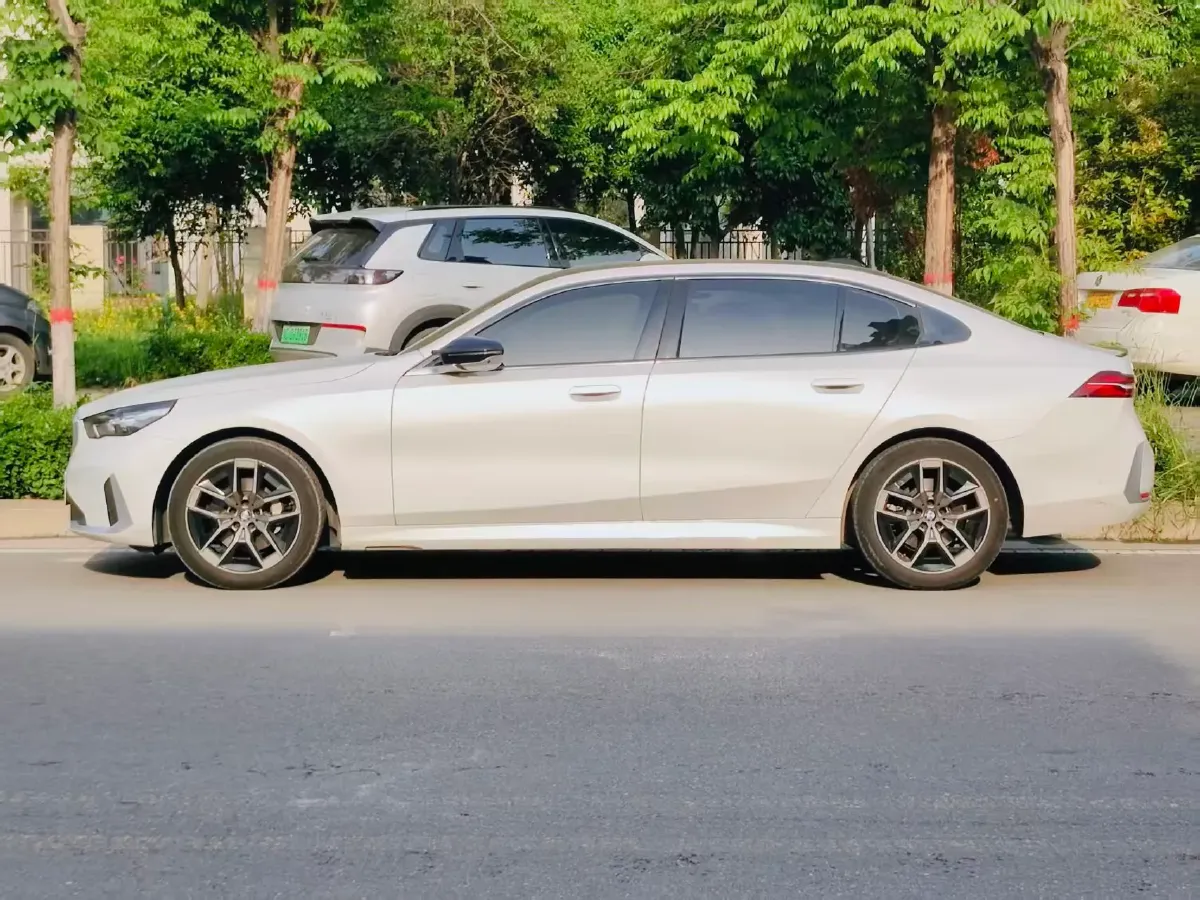 2024 BMW 5 Series 2.0T 258HP L4 8AT,autocango,china used car exporter,china ev exporter,chinese used car exporter,chinese used ev exporter