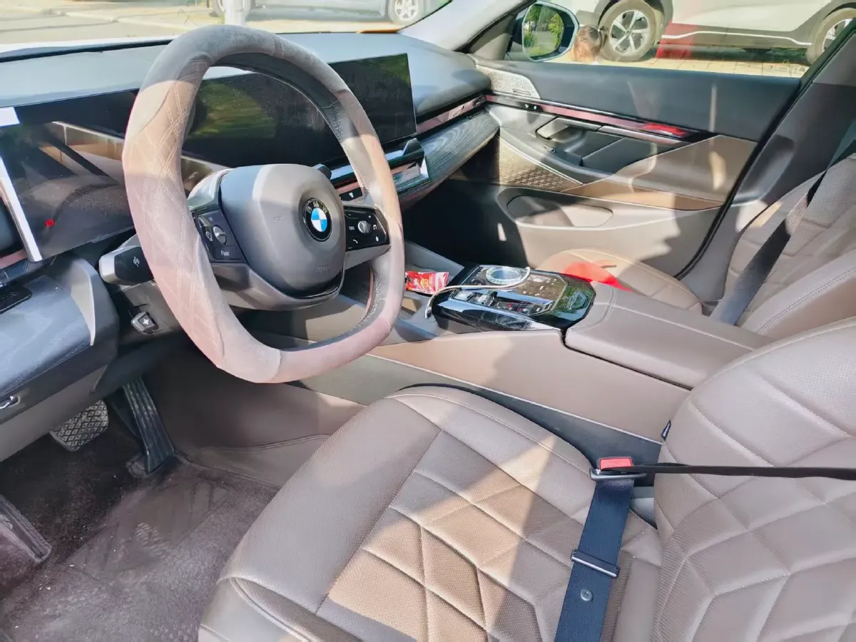 2024 BMW 5 Series 2.0T 258HP L4 8AT,autocango,china used car exporter,china ev exporter,chinese used car exporter,chinese used ev exporter