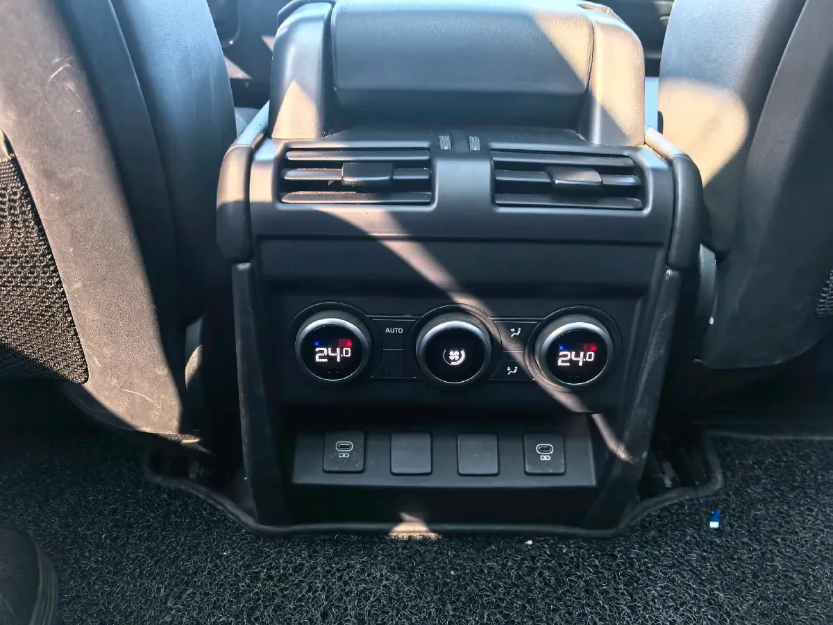 2024 Land Rover Defender 2.0T 301HP L4 8AT,autocango,china used car exporter,china ev exporter,chinese used car exporter,chinese used ev exporter