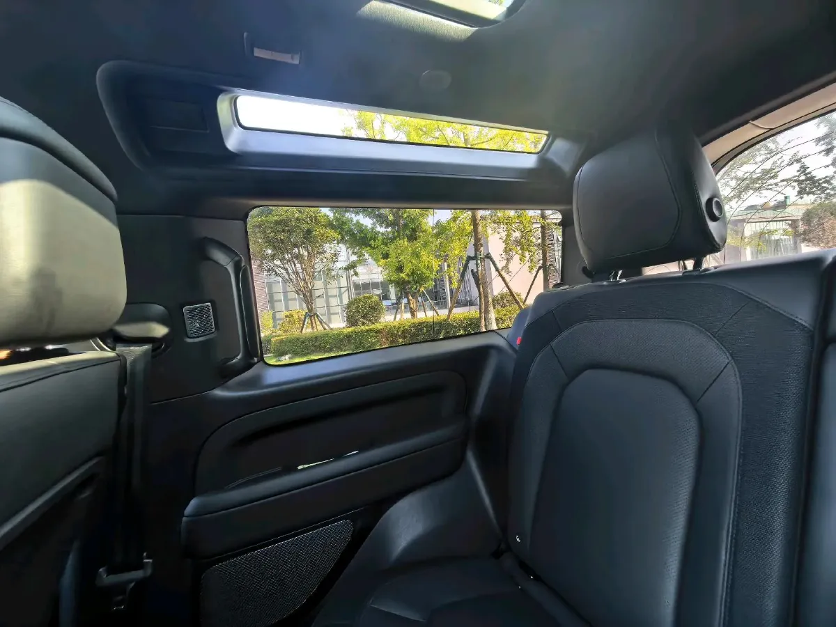 2024 Land Rover Defender 2.0T 301HP L4 8AT,autocango,china used car exporter,china ev exporter,chinese used car exporter,chinese used ev exporter