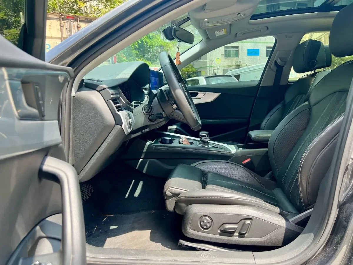 2022 Audi A4L 2.0T 190HP L4 7DCT,autocango,china used car exporter,china ev exporter,chinese used car exporter,chinese used ev exporter