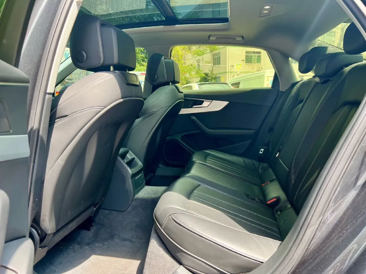 2022 Audi A4L 2.0T 190HP L4 7DCT,autocango,china used car exporter,china ev exporter,chinese used car exporter,chinese used ev exporter