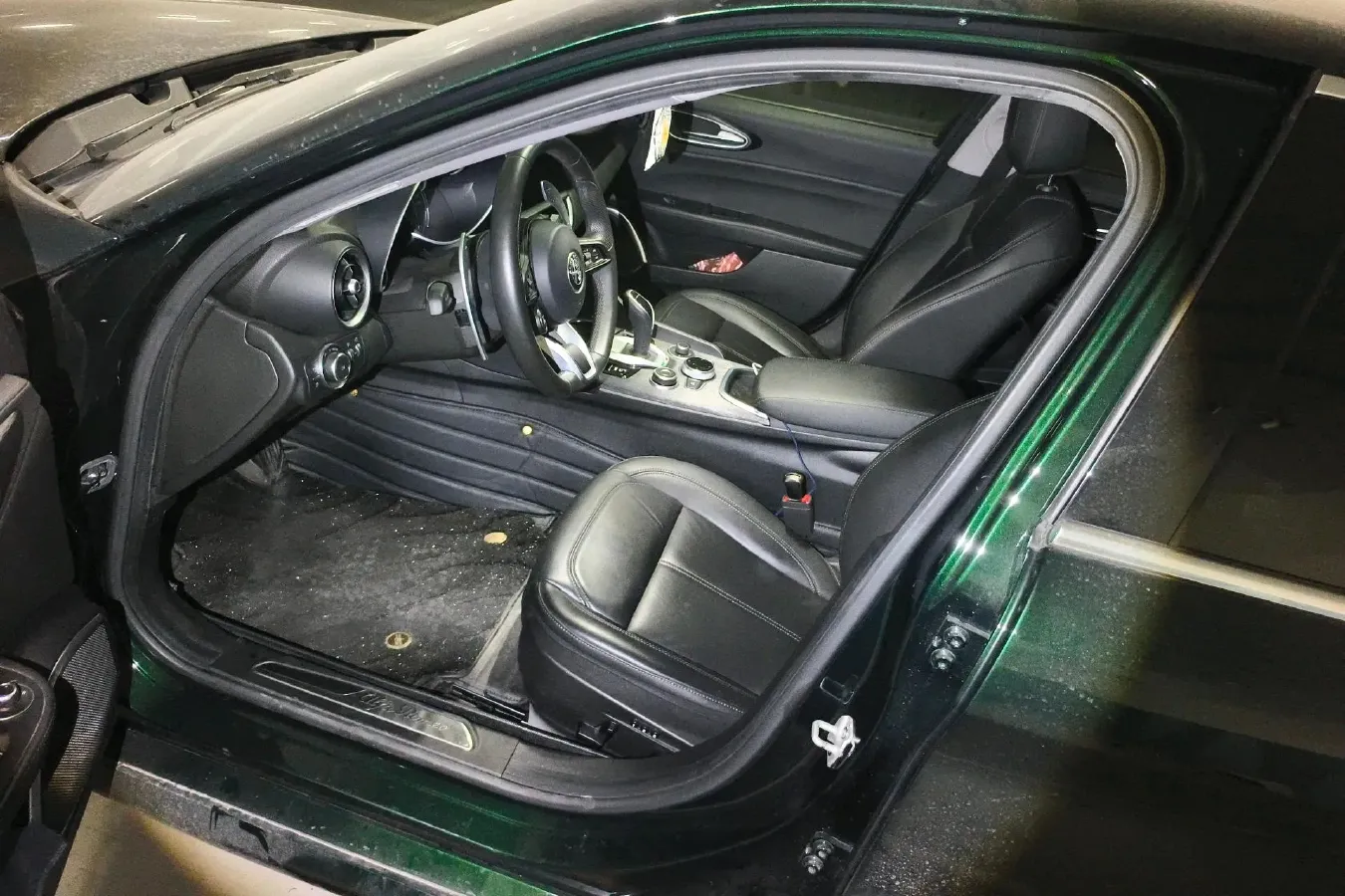 2021 Alfa Romeo Giulia 2.0T 280HP L4 8AT,autocango,china used car exporter,china ev exporter,chinese used car exporter,chinese used ev exporter