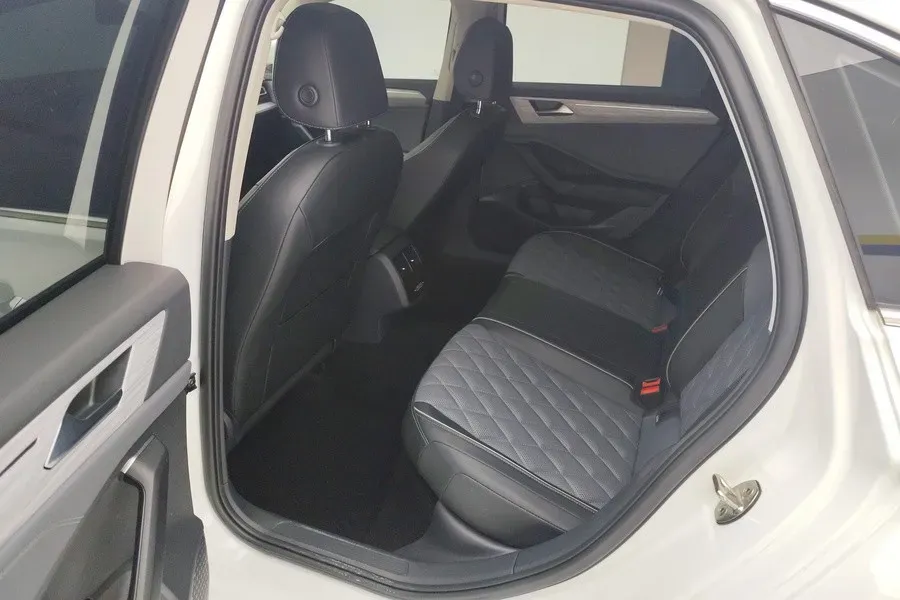 2006 Volkswagen Sagitar 1.6L 100HP L4 5MT,autocango,china used car exporter,china ev exporter,chinese used car exporter,chinese used ev exporter