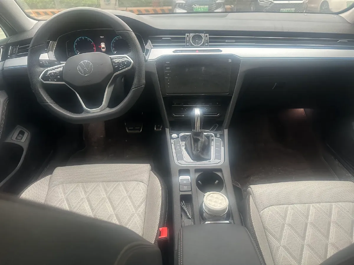 2025 Volkswagen Magotan 2.0T 186HP L4 7DCT,autocango,china used car exporter,china ev exporter,chinese used car exporter,chinese used ev exporter